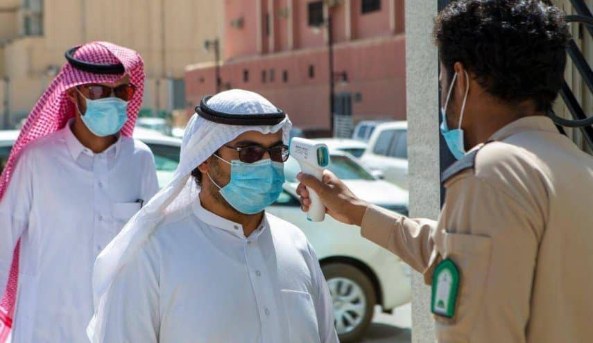 كيف ستتعامل السعودية مع الموظفين والعمال غير المحصنين ضد كورونا؟