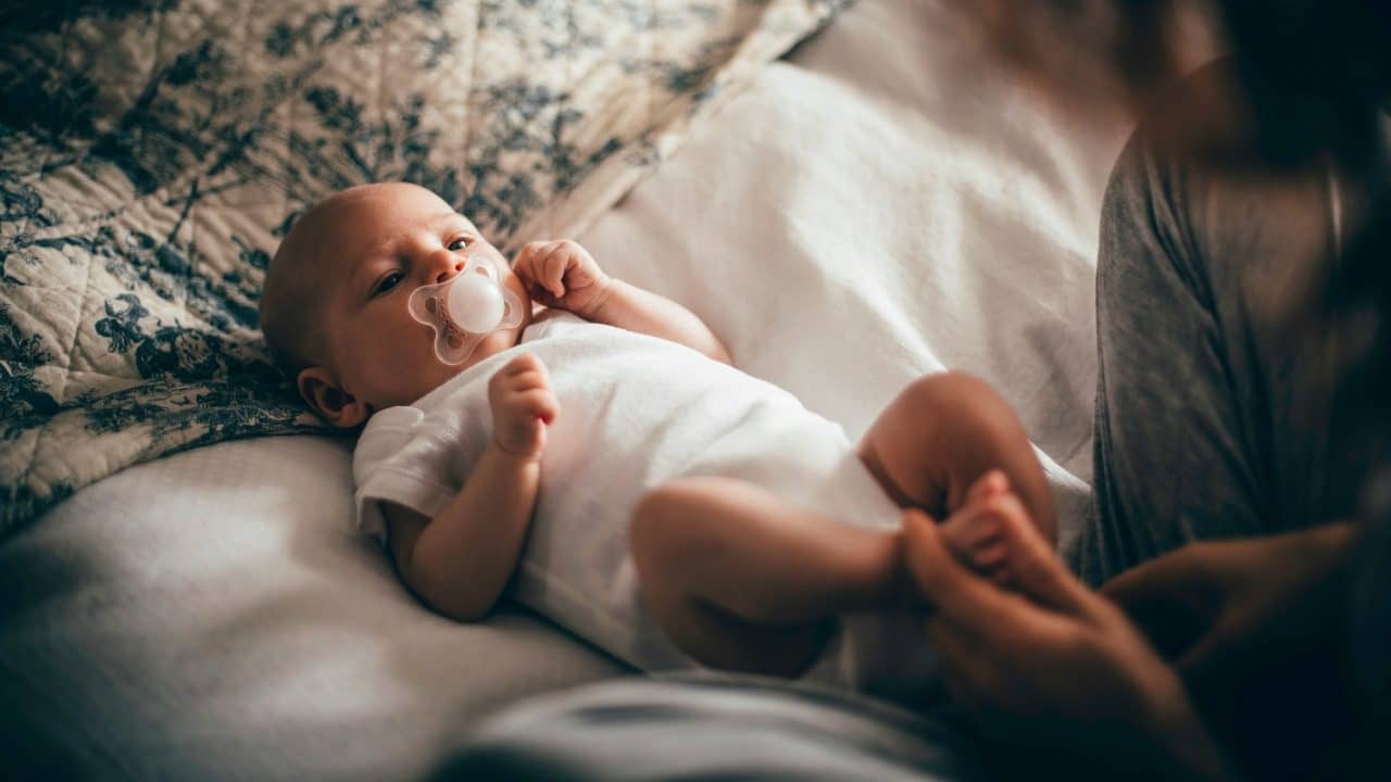 ما الدول التي لا تمنح الأمهات الجدد إجازات مدفوعة؟