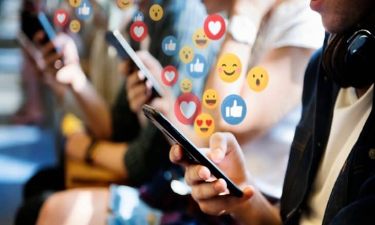 احذر.. الإفراط في استخدام مواقع التواصل يزيد من «الإحباط»