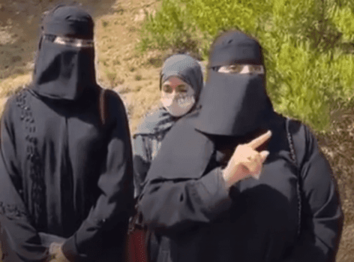 سعودية احتضنت يتيمة وأصبحت حديث مواقع التواصل الاجتماعي.. ما قصتها؟ (فيديو)