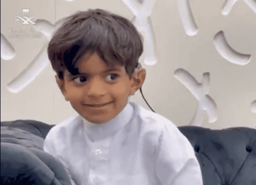 طفل سعودي يكسر الصمت ويسمع لأول مرة.. شاهد رد فعله