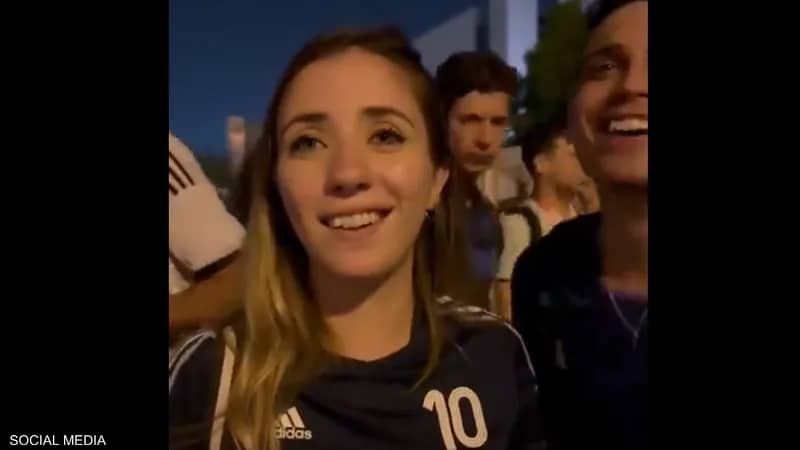 هذا ما حدث عند مقابلة الجمهور السعودي لمشجعة أرجنتينية استهزأت بقدرات الأخضر