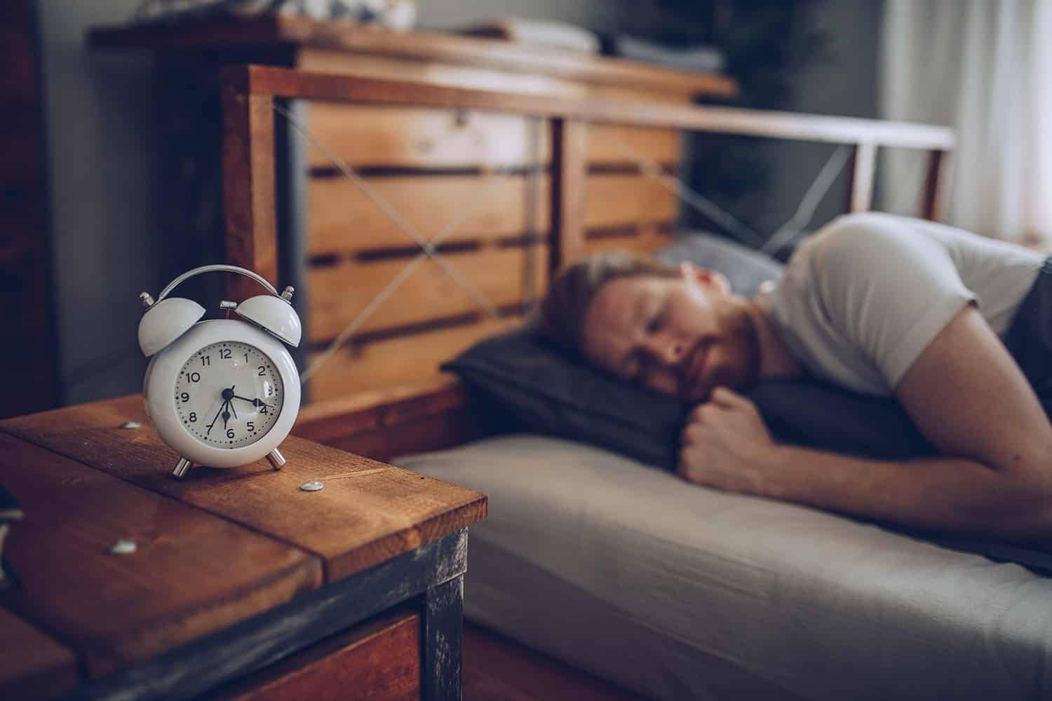 كيف يؤثر اختلاف مواعيد نومك على صحة جهازك الهضمي؟
