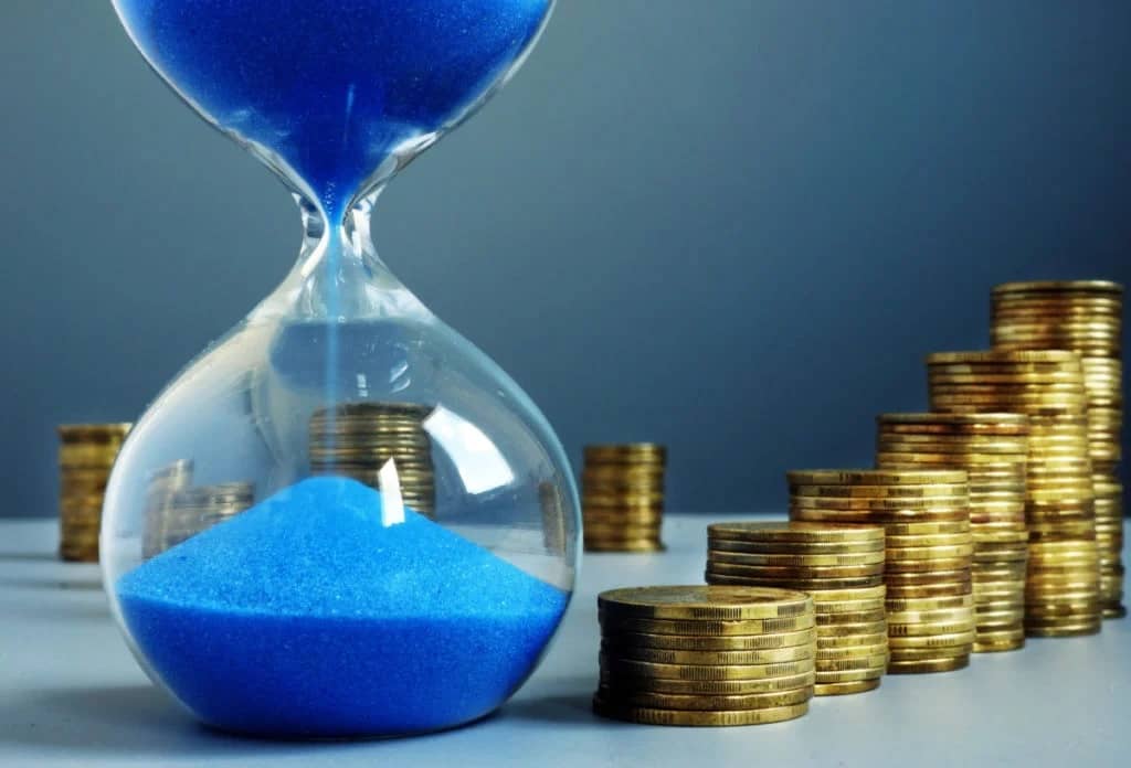 ماذا تعني &#8220;سرعة دوران النقود&#8221;؟ وما الذي يترتب على انخفاضها؟