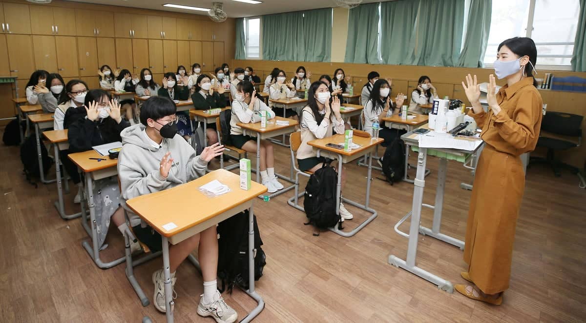 90 ثانية تتسبب في مقاضاة مجموعة من الطلاب لمعلمهم!