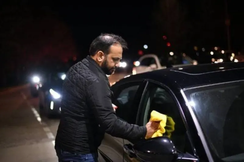 من وزير إلى سائق!.. معاناة مسؤول أفغاني تُجسد مأساة شعب