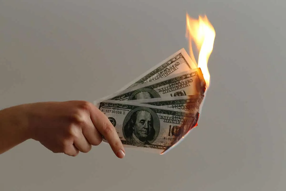 أكبر الأخطاء المالية التي يمكن أن تغير مستقبلك.. كيف تنجح في تلافيها؟