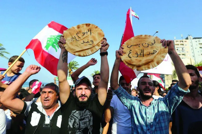 لبنان في 2021.. معاناة السكان في "عام الانهيارات"