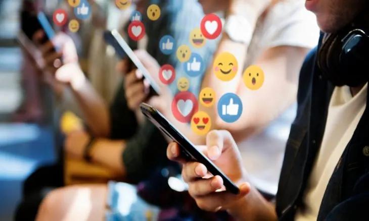 احذر.. الإفراط في استخدام مواقع التواصل يزيد من «الإحباط»