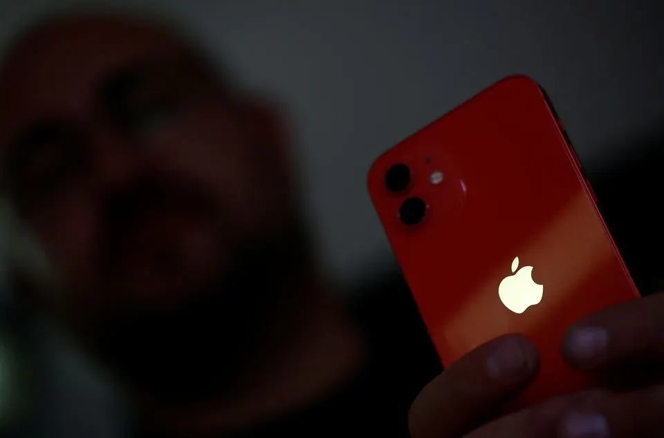 خطر إشعاعات iPhone.. ماذا بعد التحذيرات الفرنسية؟