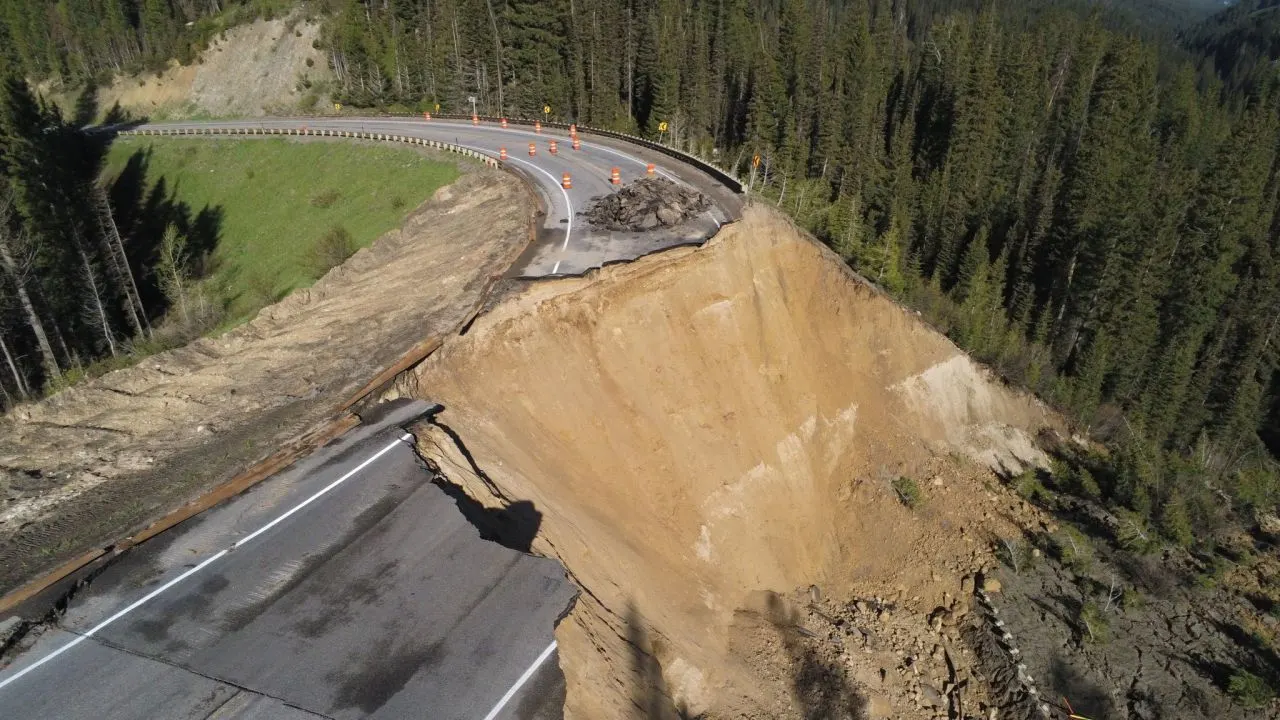 بعد ابتلاع طريق سريع في أمريكا.. لماذا تحدث الانهيارات الأرضية؟