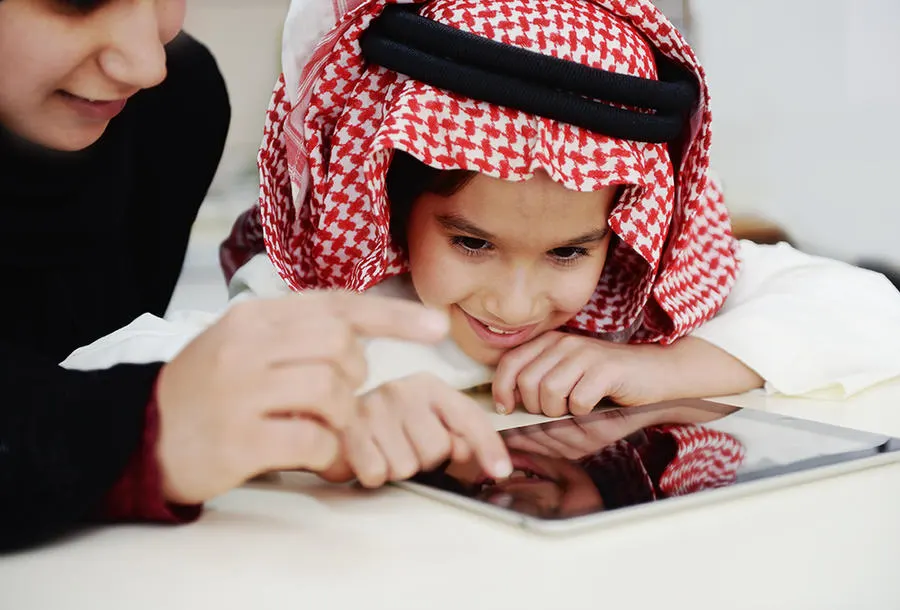 لماذا لا يجب استخدام الجوال لإسكات الطفل عند البكاء؟