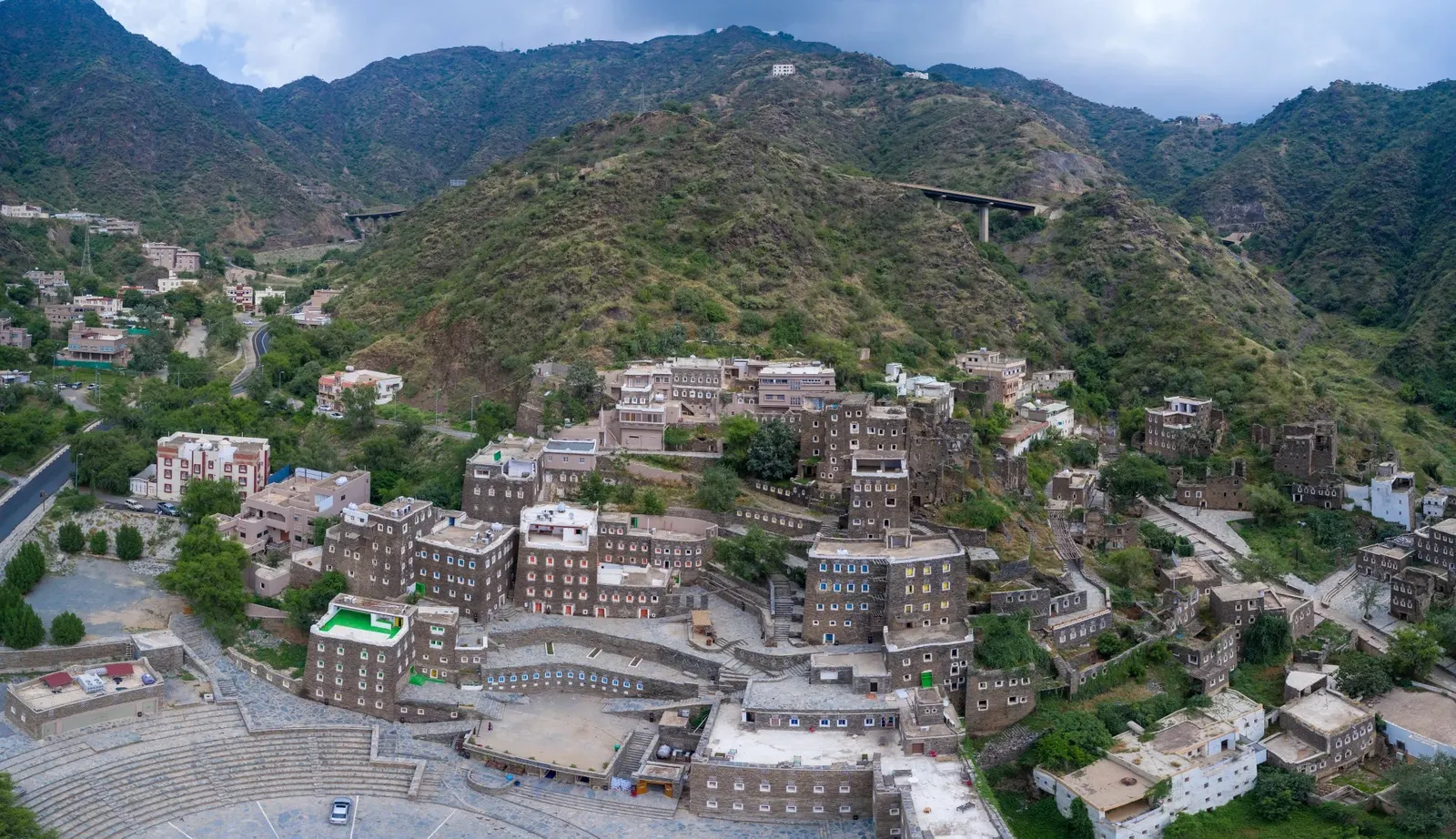 صور| قرية رجال ألمع.. تحفة معمارية تحتضنها الجبال السعودية