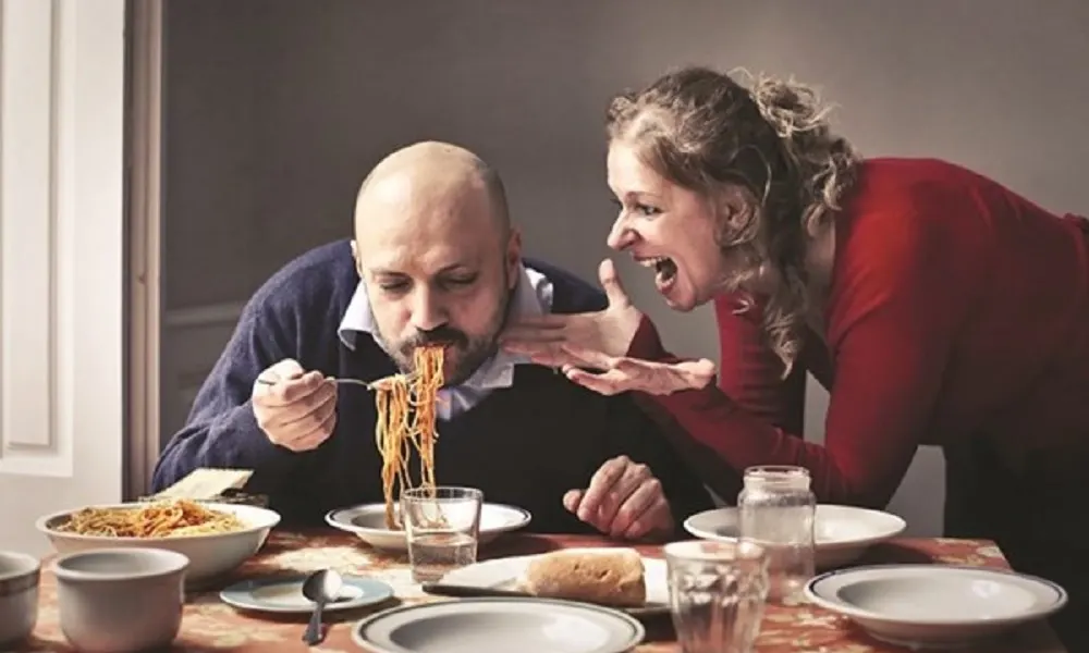 هل يُغضبك الارتشاف أو المضغ بصوت عالٍ؟ ربما تعاني من رهاب الأصوات