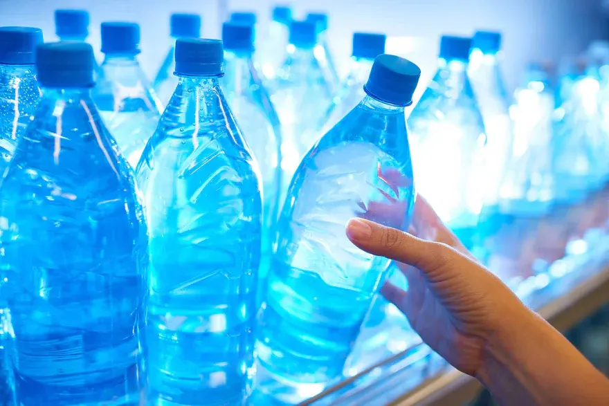 ما مدى شعبية المياه المعبأة في زجاجات حول العالم؟