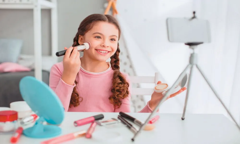 من اللعب إلى "السيروم".. مخاوف من هوس التجميل بين الأطفال