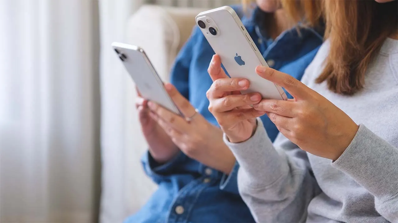 بعد التحذير منها.. NameDrop ميزة iPhone الجديدة هل هي مقلقة حقًا؟