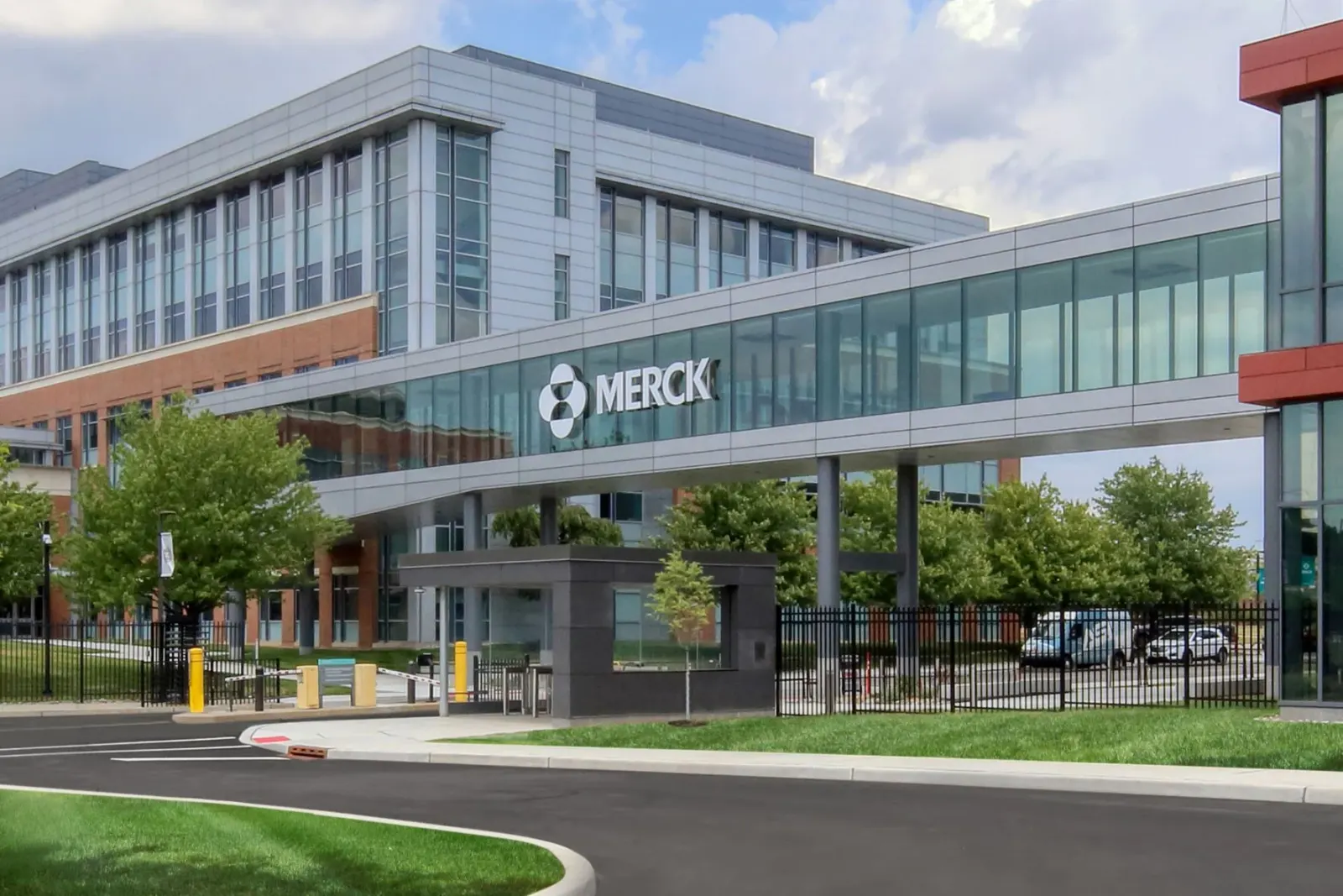 ما هي شركة MERCK الأمريكية التي افتتحت مكتبا إقليميًا لها في السعودية؟