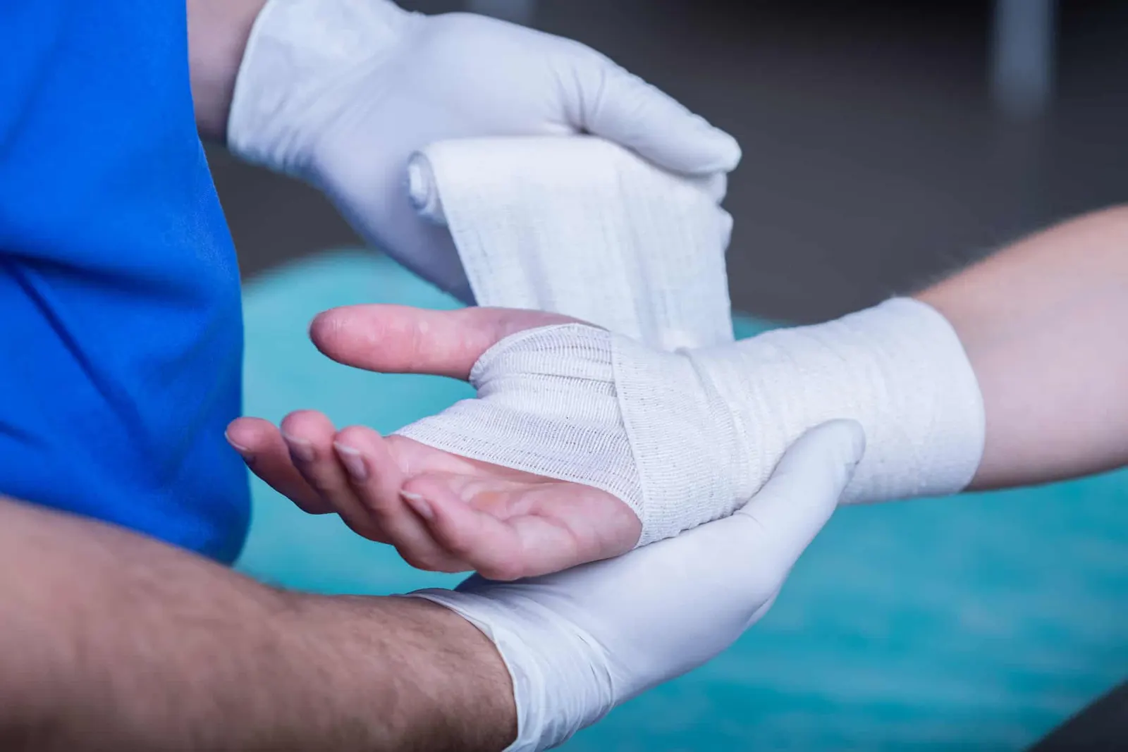 ماذا لو أصابك جرح أثناء التعامل مع الأضحية؟.. دليلك للتعافي منه منزليًا