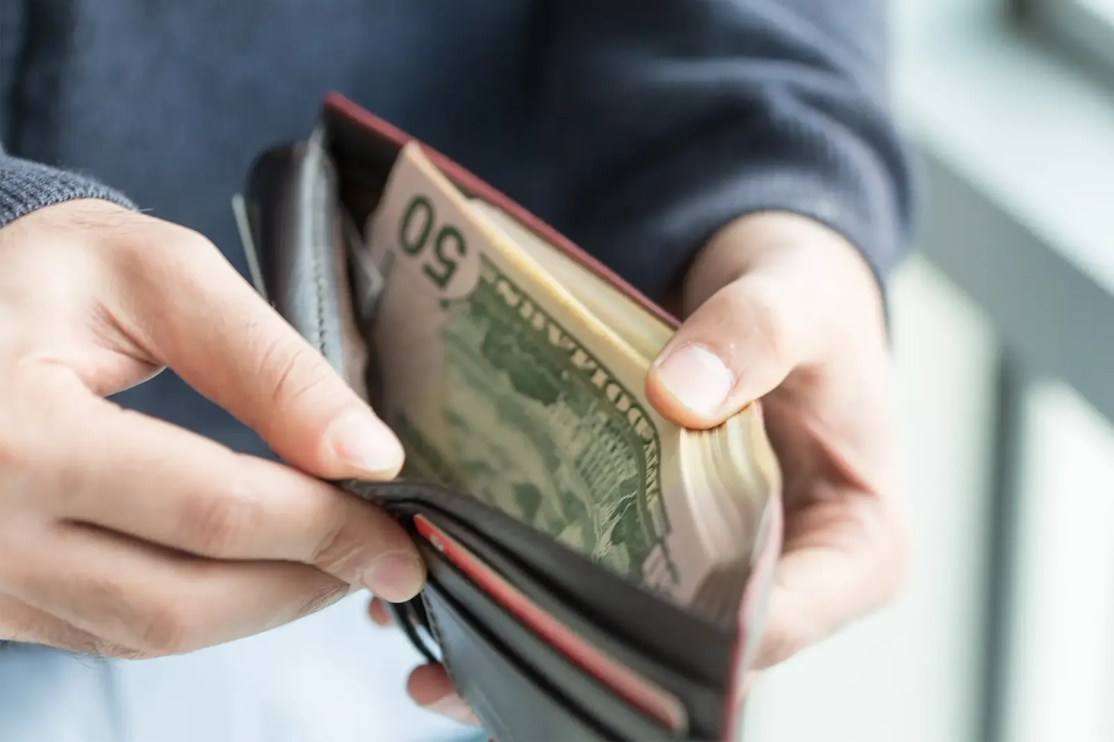 لهذا السبب ينصح الخبراء بالاحتفاظ بفئات نقدية كبيرة