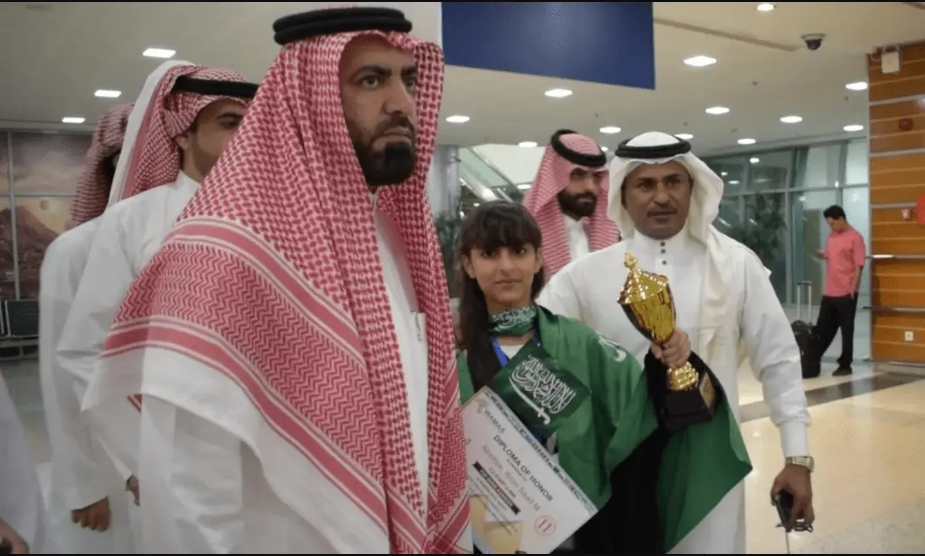 استقبال شعبي للطالبة السعودية الفائزة في مسابقة الحساب الذهني العالمية (فيديو)