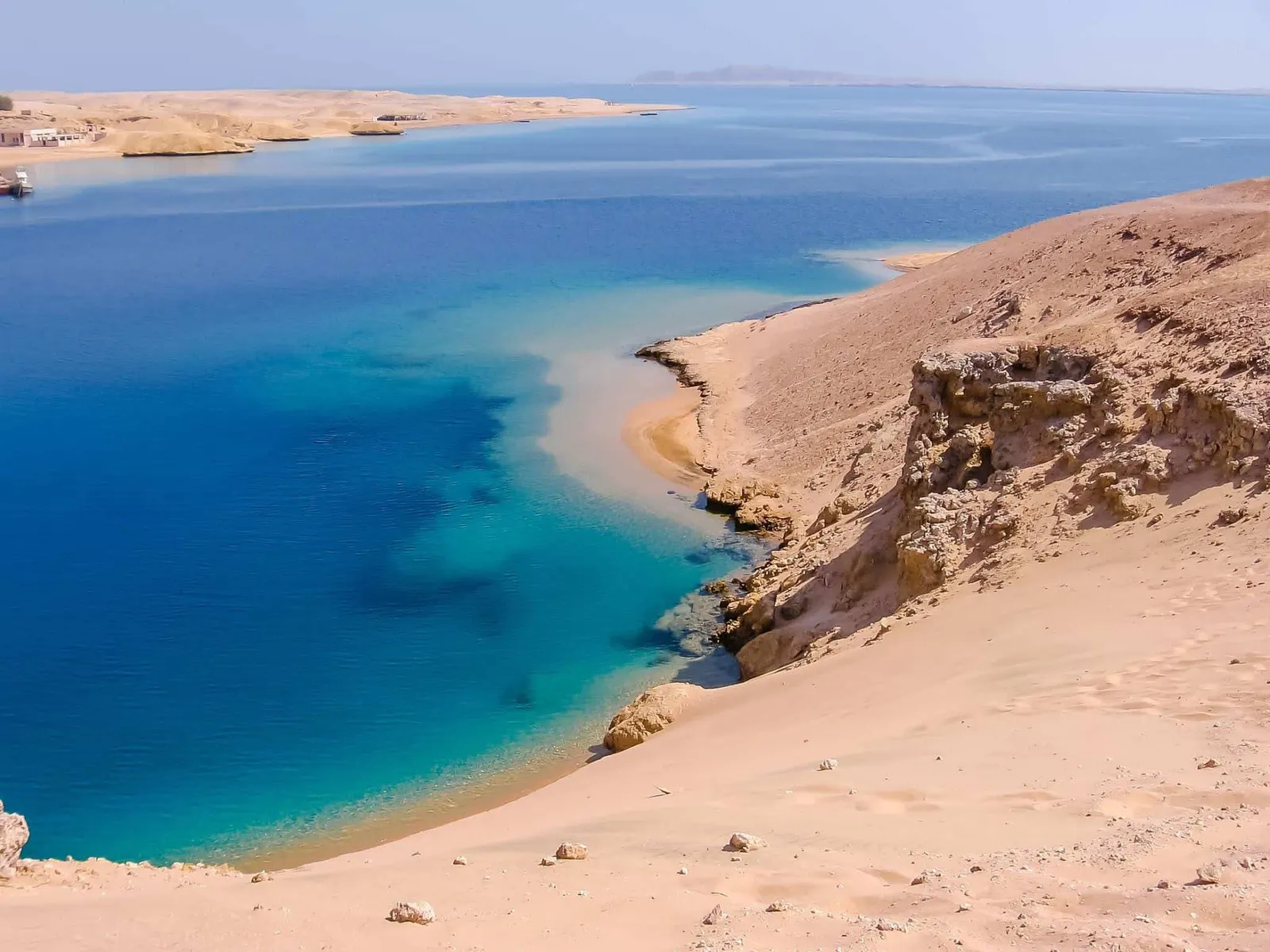 لماذا سمي البحر الأحمر بهذا الاسم؟