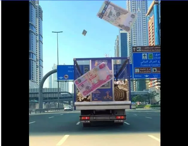 فيديو| سيارة توزع الأموال في شوارع دبي بمناسبة العيد.. ما الحقيقة؟