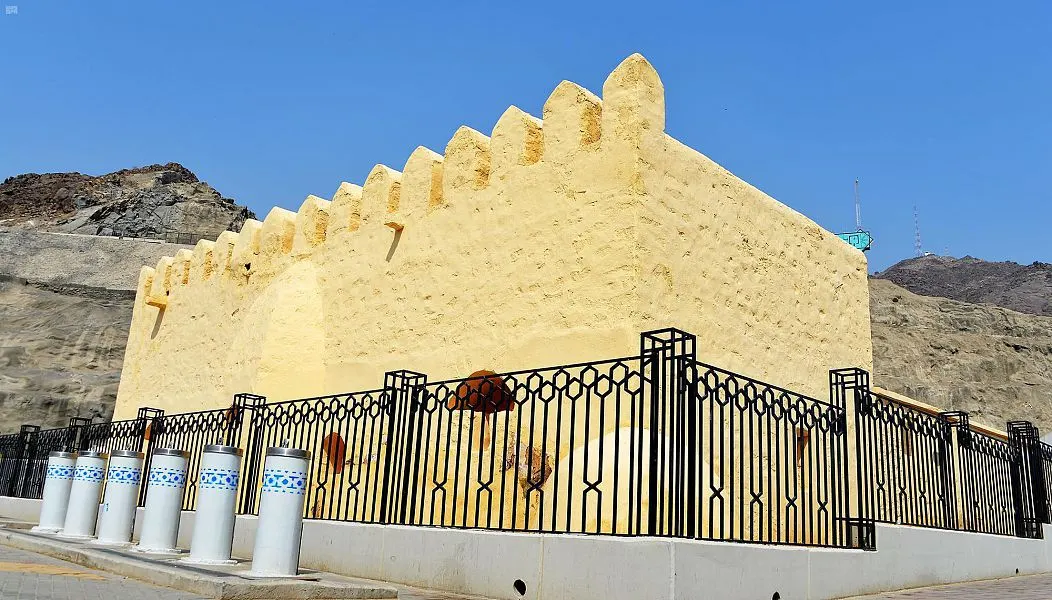 بني قبل 13 قرنًا.. تجديد مسجد البيعة في مشعر منى ضمن مشروع الأمير محمد بن سلمان