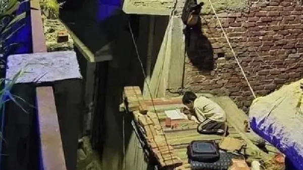 صورة منتشرة لطفل مصري يذاكر على ضوء أعمدة الإنارة.. ما حقيقتها؟