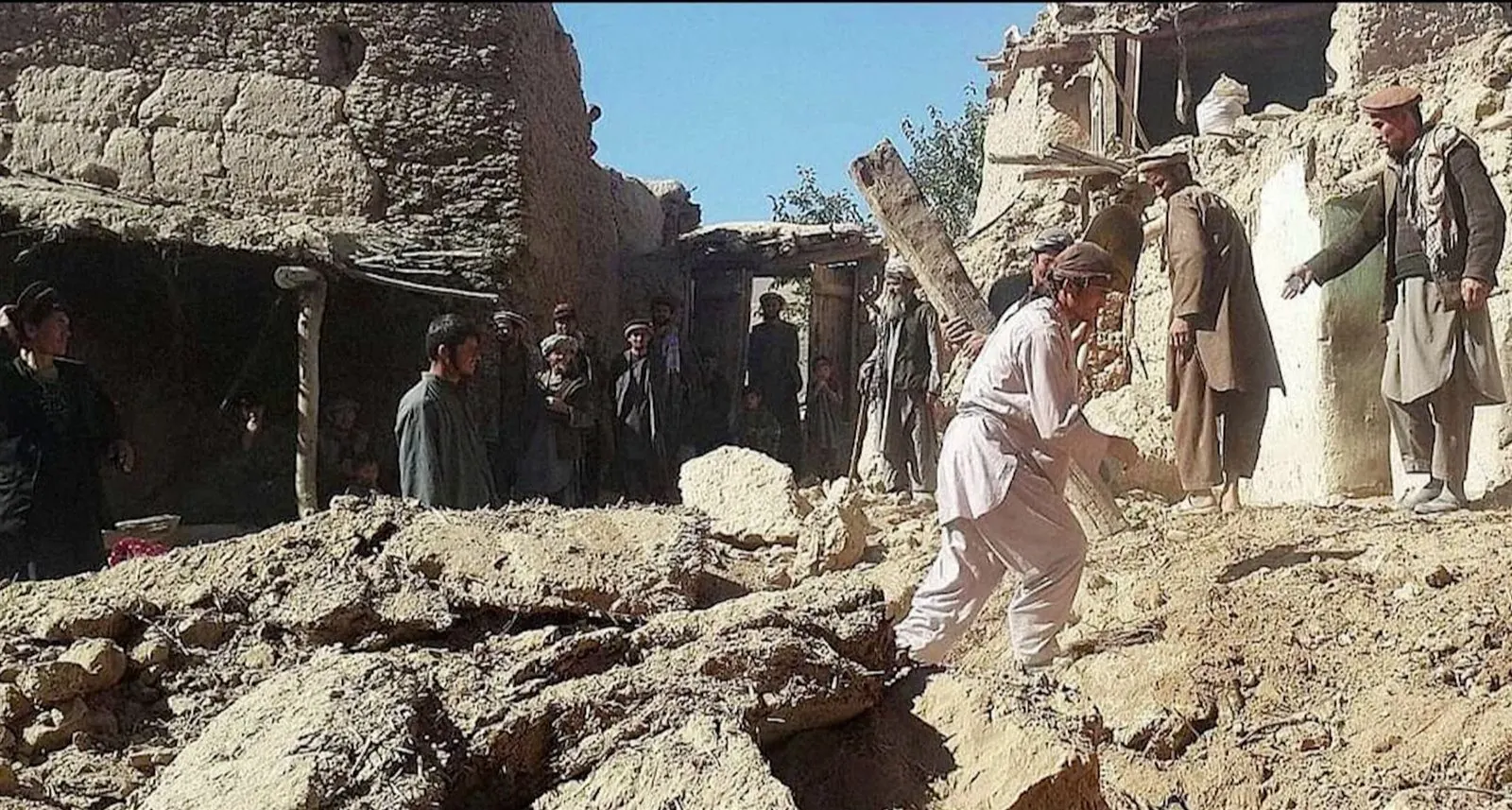 بالفيديو.. حفر مقابر جماعية لضحايا الزلزال في أفغانستان