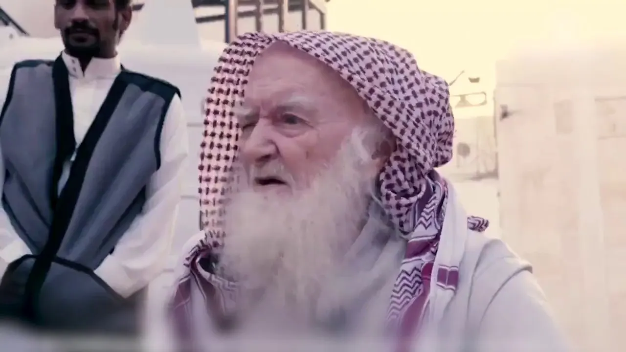 "أبو السباع".. قصة مسن يوزع القهوة والشاي بالمجان في المدينة منذ 40 عامًا