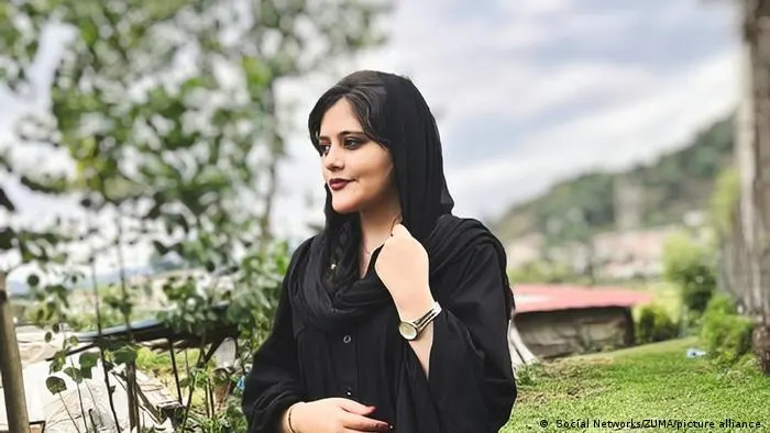 فيديو منتشر للحظة اعتقال الشابة الإيرانية مهسا أميني.. ما حقيقته؟