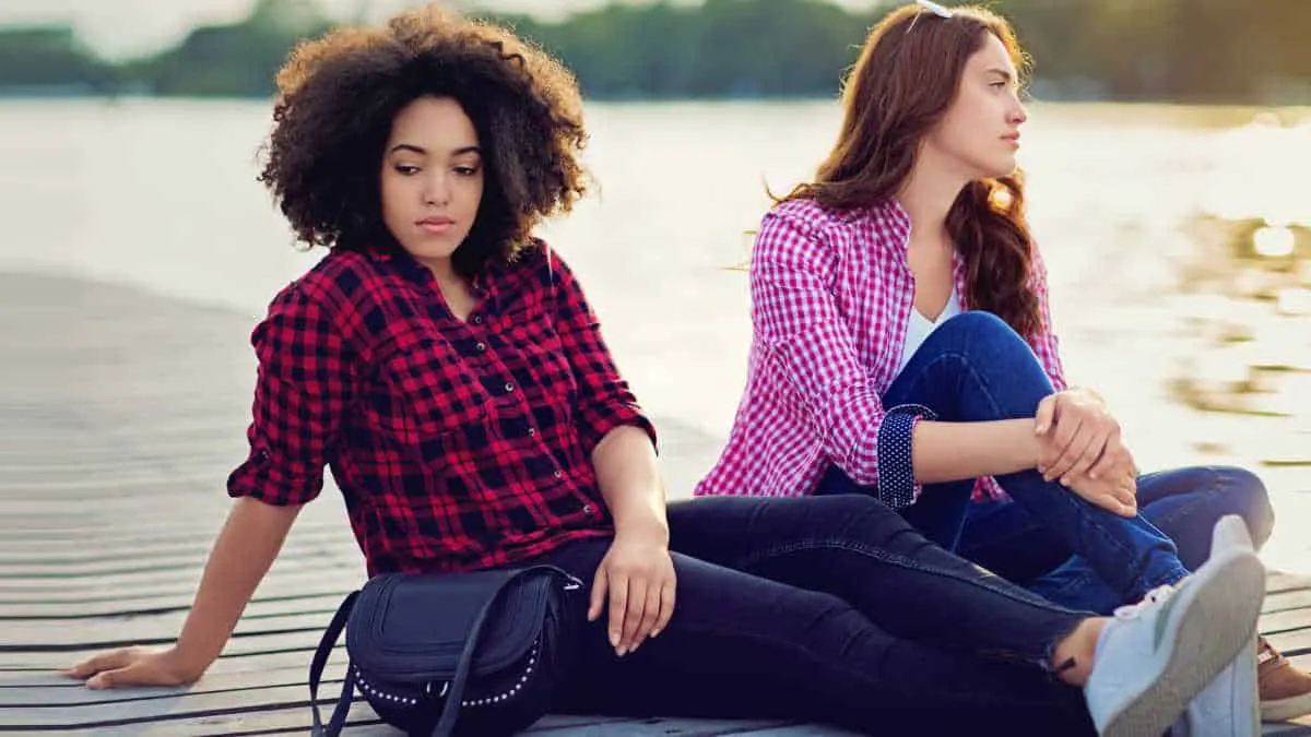 ما هي الصداقة السامة؟ وكيف تتعرف عليها؟