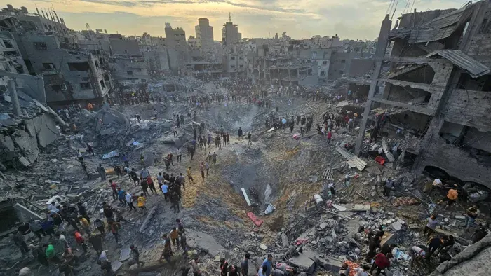 آخرها مخيم بالمواصي.. جرائم الاحتلال في غزة عرض مستمر