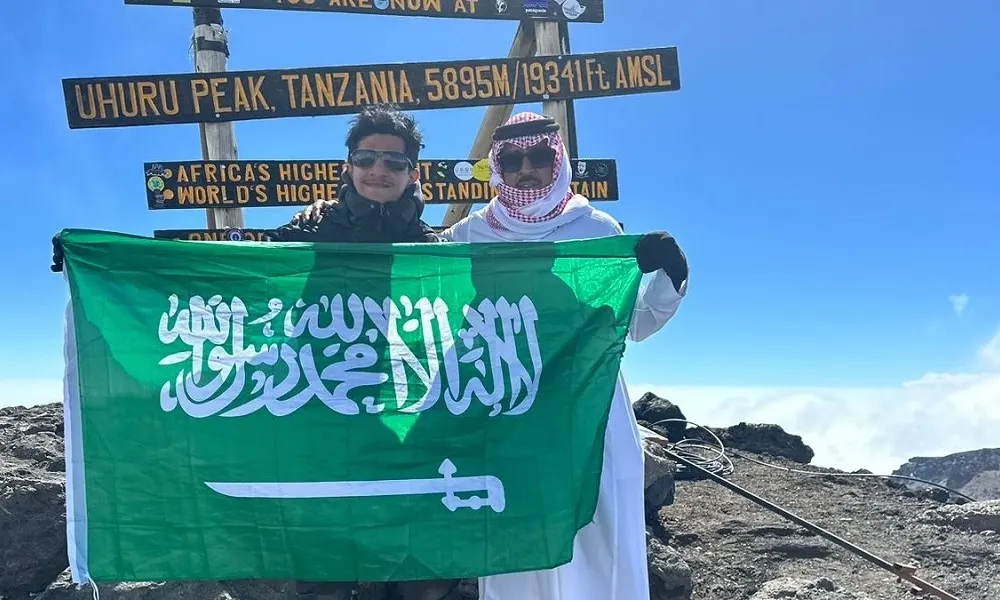 بعيون الإرادة.. عبد الله المعلوي أول كفيف يعتلي قمة كليمنجارو
