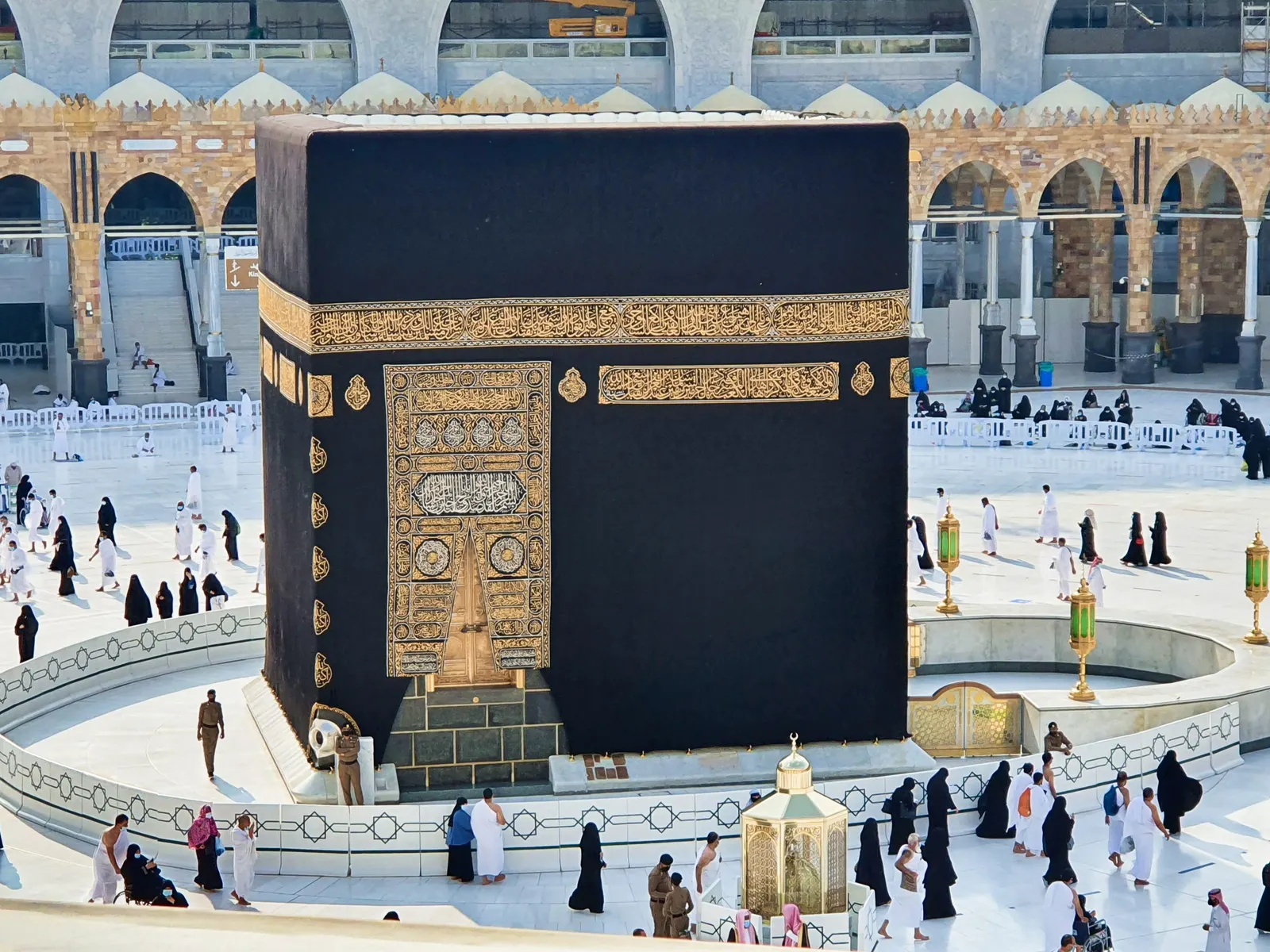 "عبد الله المسند" يفند مجموعة من الأكاذيب بشأن مكة المكرمة والكعبة المشرفة