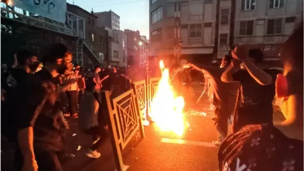 مقطع منسوب لإيرانيين يستخدمون عبوات ناسفة في تظاهراتهم.. ما حقيقته؟