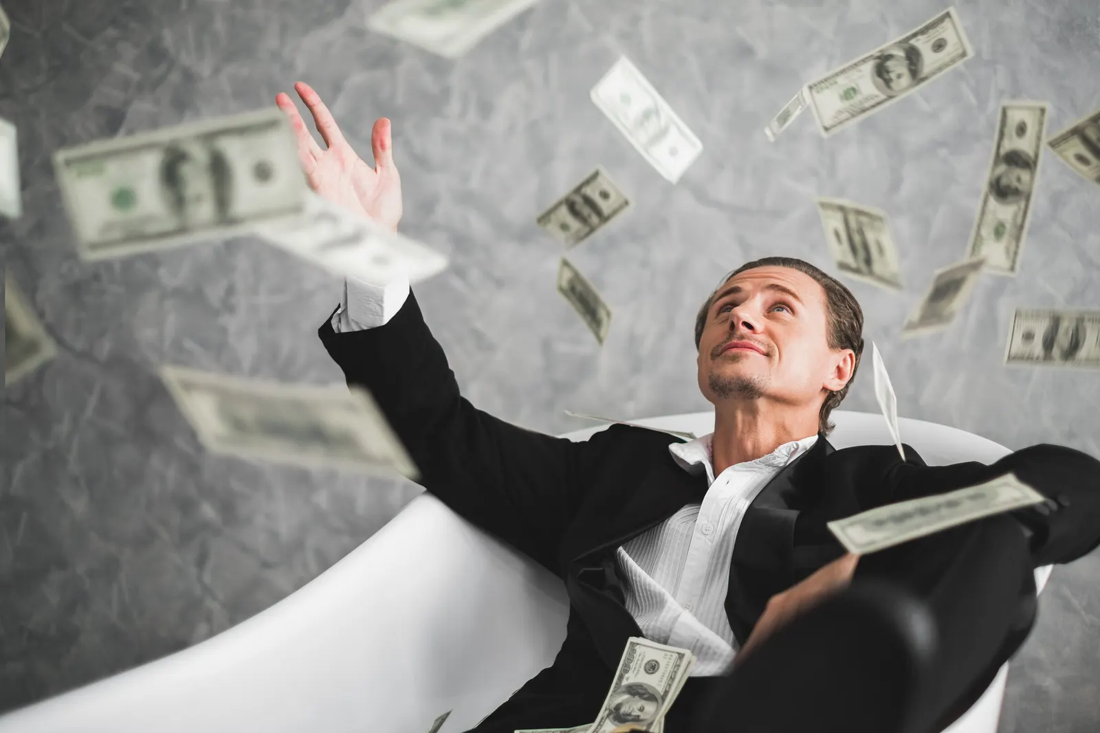 من يتوقع أن يصبح أكثر ثراء في عام 2024 حسب الجيل والجنس؟