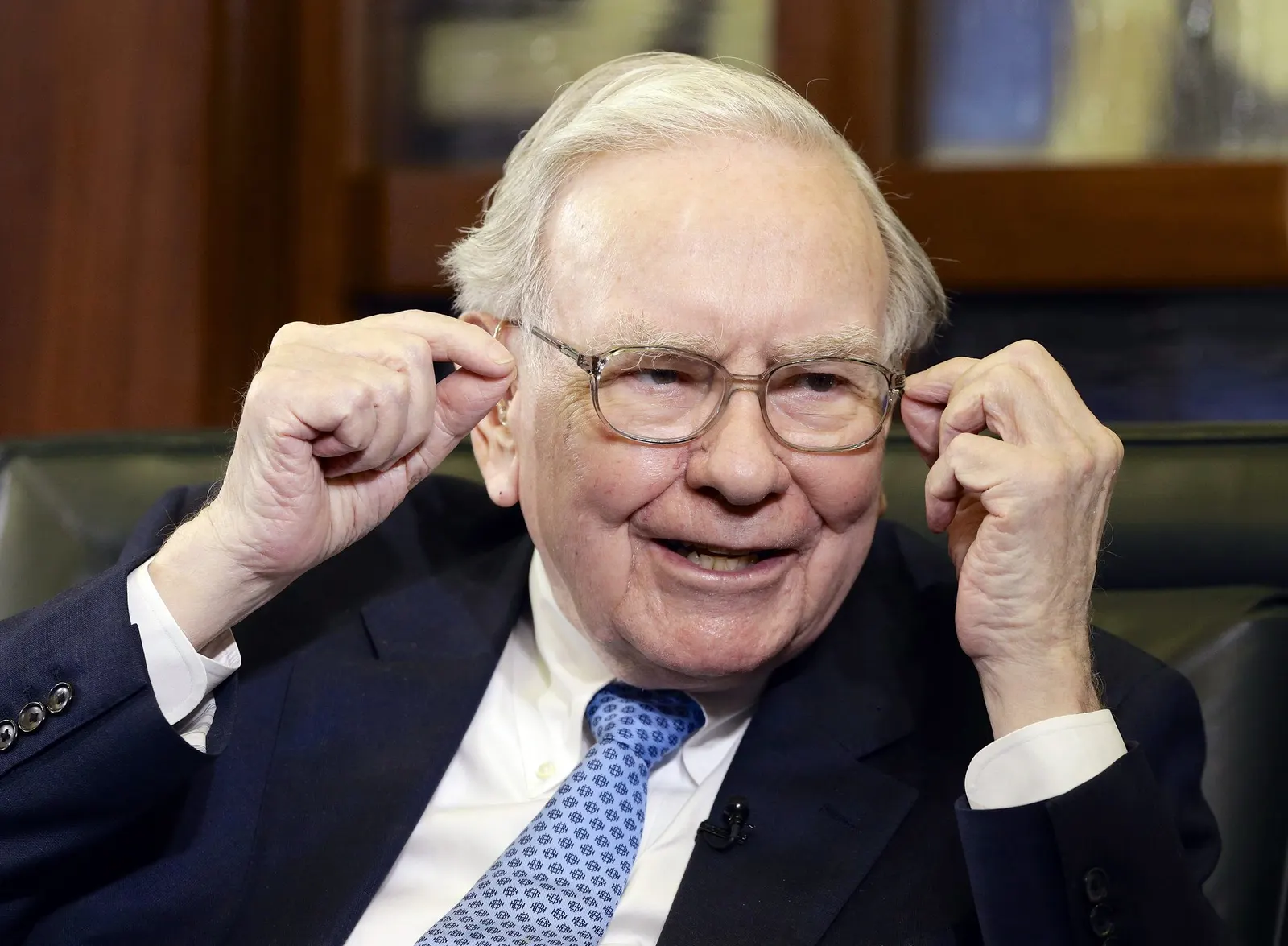 "اكتب نعيك".. وارِن بافيت يعطي نصائحه في الاستثمار والحياة!