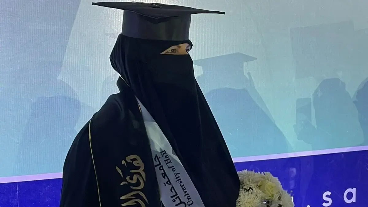 قصة نجاح تتحدى العمر.. سعودية تتخرج من الجامعة بعد انقطاع 40 عامًا!