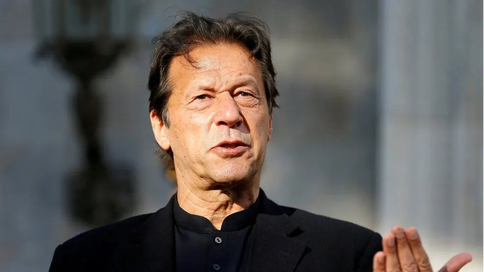في أول ظهور بعد نجاته.. عمران خان يتهم هؤلاء بمحاولة اغتياله