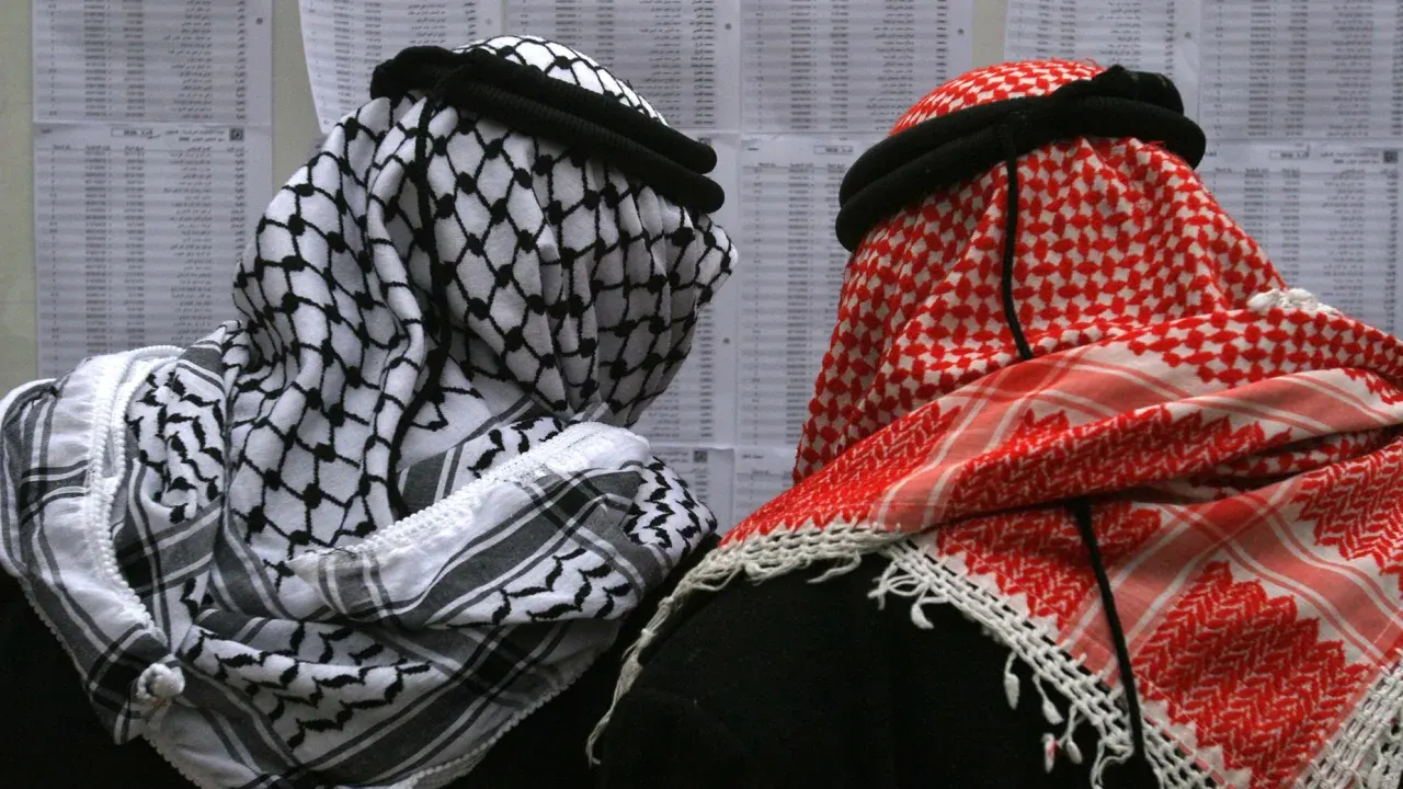 الكوفية الفلسطينية.. رمز وطني يغزو العالم