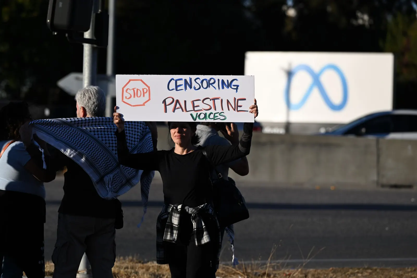 منصات التواصل الاجتماعي تبرّر حجب المحتوى الداعم لفلسطين