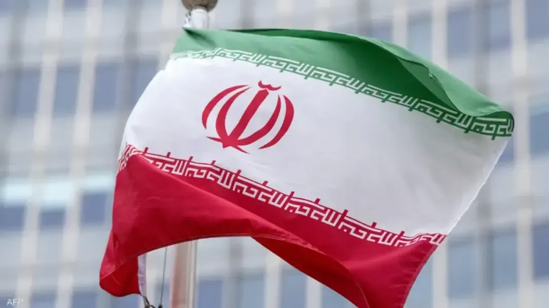 مسؤول إيراني يهدد بحرب أوسع ويضع شرطًا لاتفاق السلام