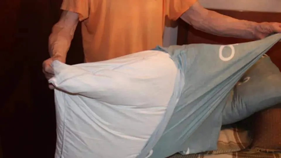 ماذا يحدث إذا لم تغسل غطاء الوسادة لمدة أسبوع؟