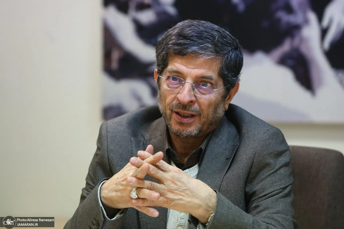 ماذا نعرف عن المحلل الإيراني الذي واجهته مذيعة "العربية" على الهواء مباشرة؟