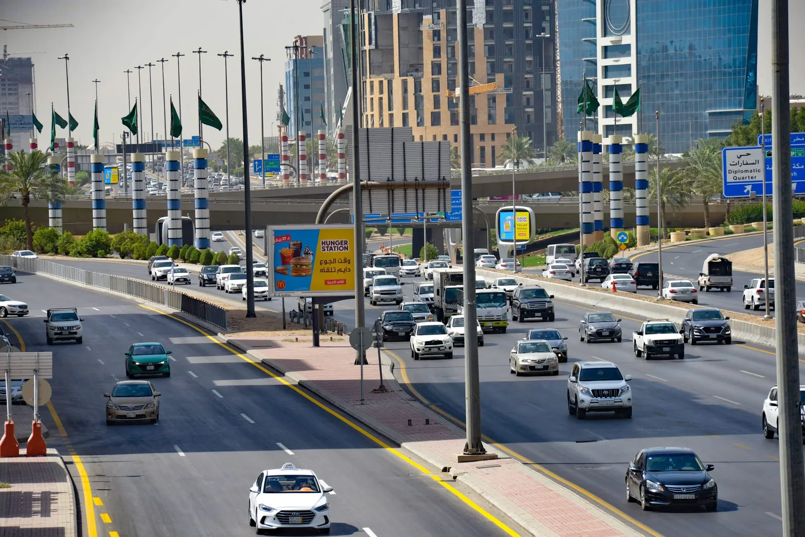 أنشطة مُلزمة بإصدار بطاقات التشغيل للمركبات من الهيئة العامة للنقل.. تعرف عليها