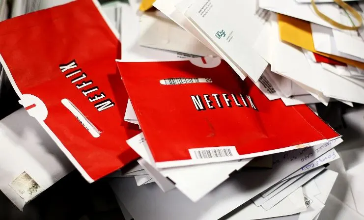 نتفليكس.. إمبراطورية الترفيه التي بدأت بقرص DVD تتخلى عنه أخيراً!