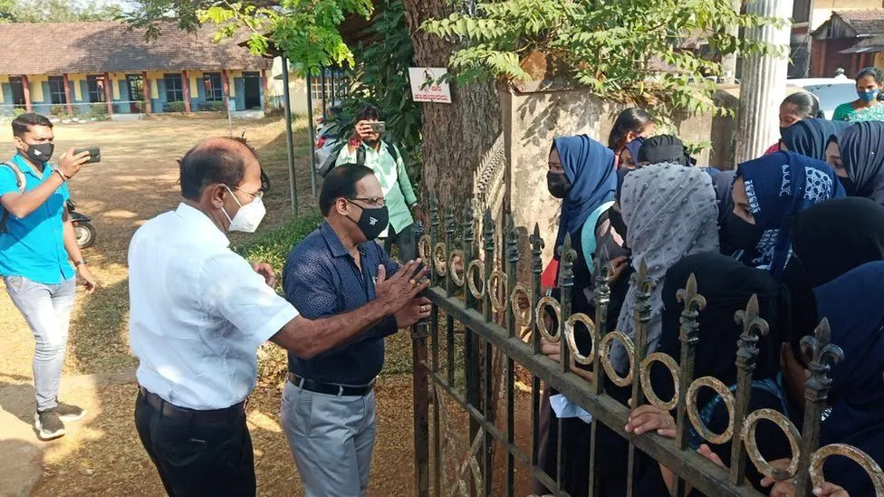 أزمة جديدة.. لماذا تمنع المدارس الهندية دخول الطالبات المحجبات؟