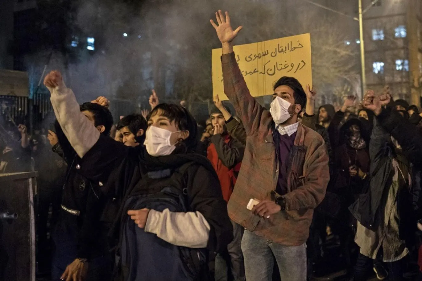 استطلاع.. الإيرانيون يريدون إسقاط الملالي وإقامة نظام ديمقراطي